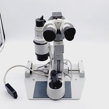 Augenarzt op mikroskop Optik